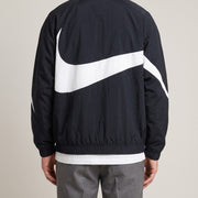 Nike Swoosh Woven Jacket Black M op model, achterkant