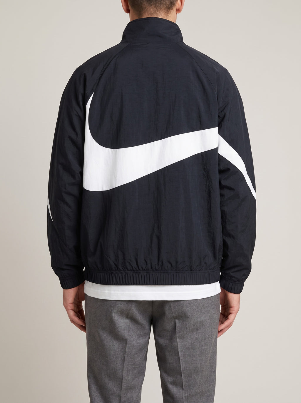 Nike Swoosh Woven Jacket Black M op model, achterkant