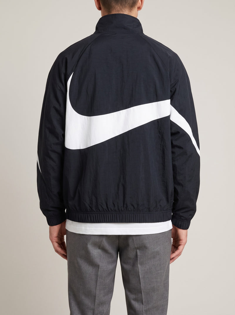 Nike Swoosh Woven Jacket Black M op model, achterkant