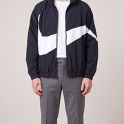 Nike Swoosh Woven Jacket Black M op model, voorkant