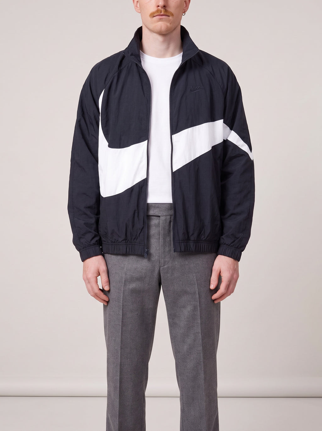 Nike Swoosh Woven Jacket Black M op model, voorkant