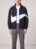 Nike Swoosh Woven Jacket Black M op model, voorkant