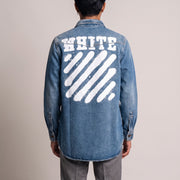 Off-White Diagonal Spray Denim Button-Up op model, achterkant