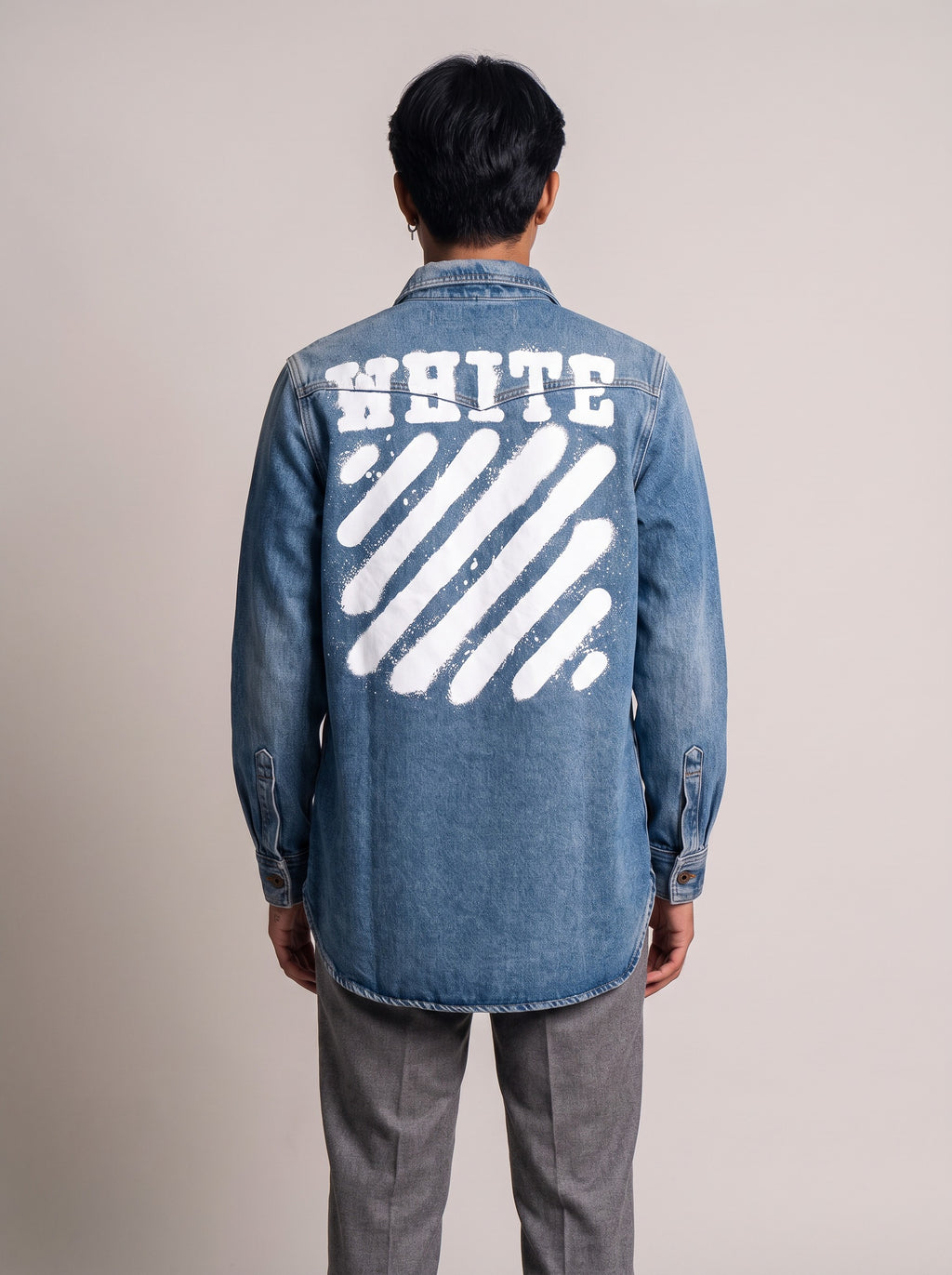 Off-White Diagonal Spray Denim Button-Up op model, achterkant