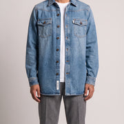 Off-White Diagonal Spray Denim Button-Up op model, voorkant