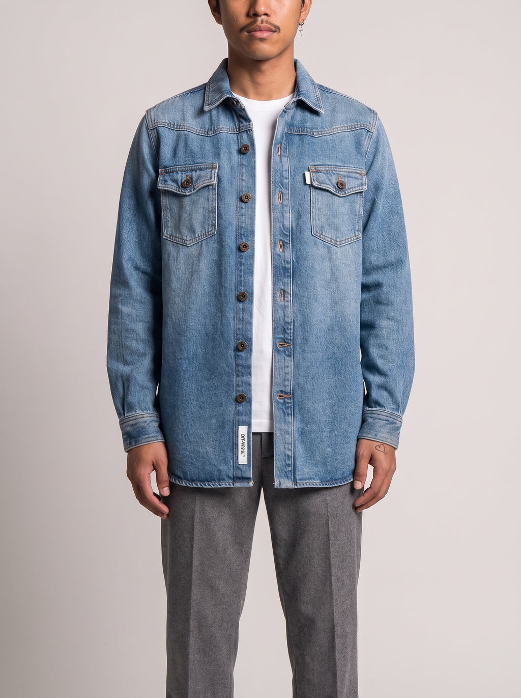 Off-White Diagonal Spray Denim Button-Up op model, voorkant