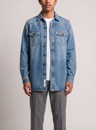 Off-White Diagonal Spray Denim Button-Up op model, voorkant