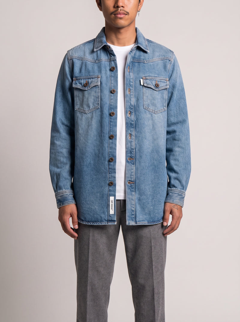 Off-White Diagonal Spray Denim Button-Up op model, voorkant
