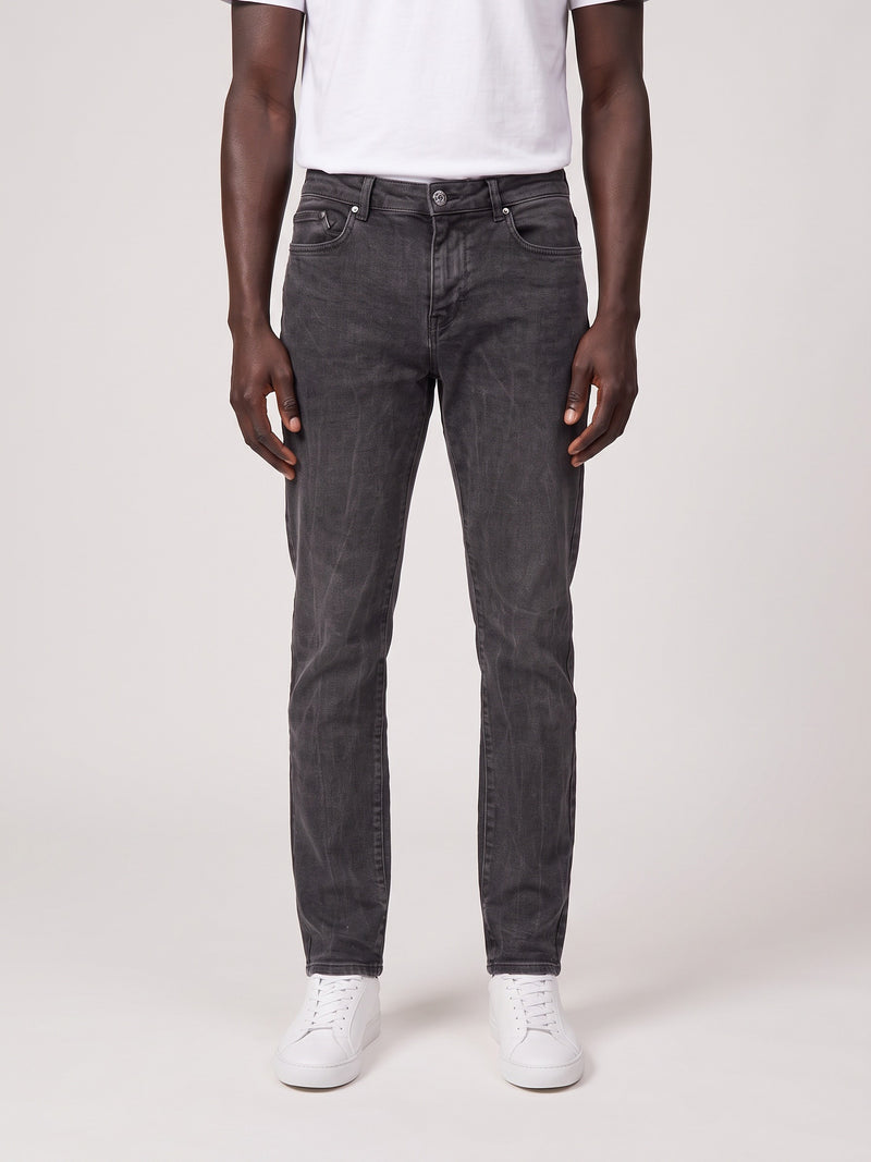 Jeans Tapered Denim on model, front