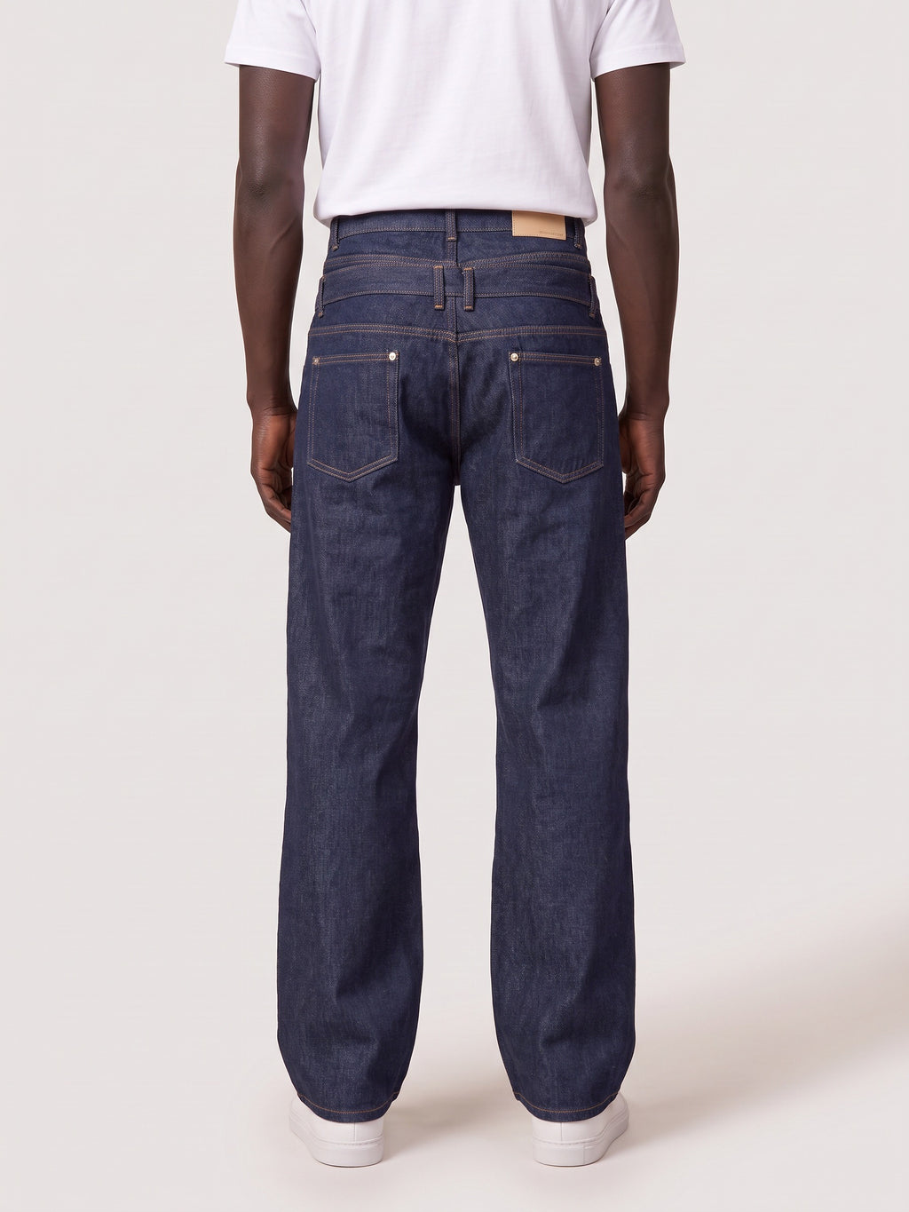 Decency jeans achterkant op model