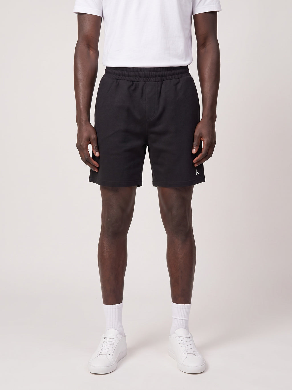 Maniere du Voir shorts on model, front