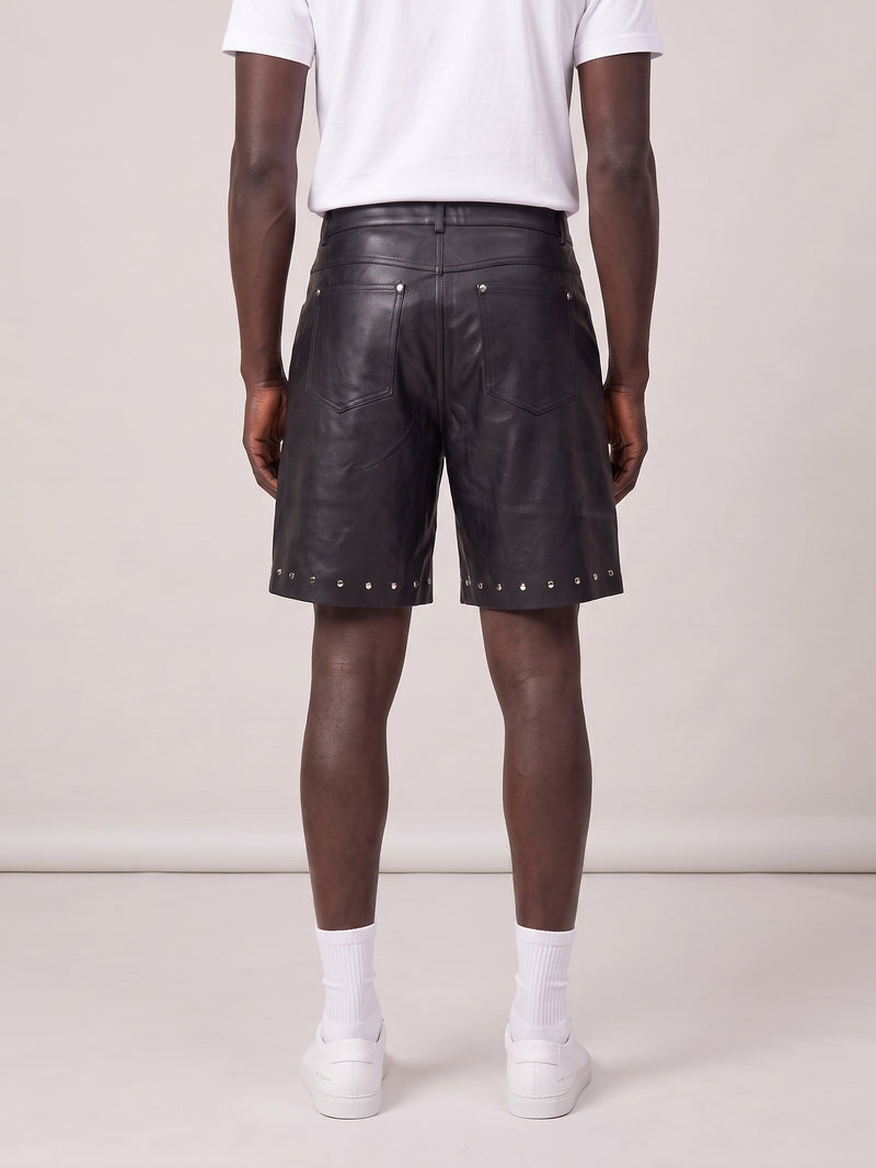 One Seven Leather Shorts achterkant op model
