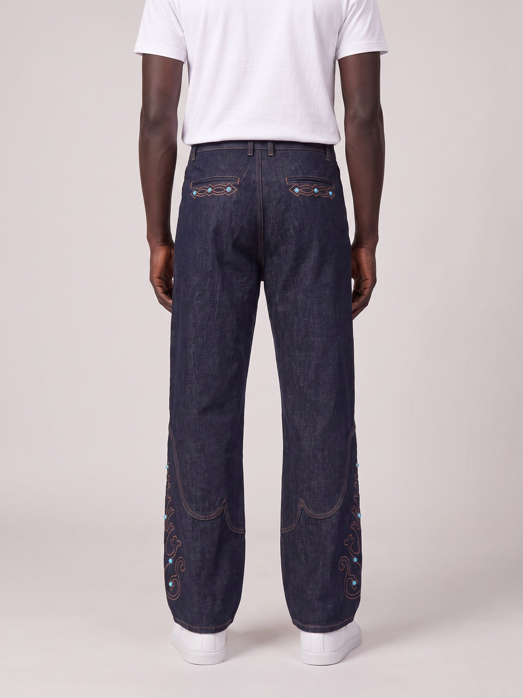 Dark Blue Jeans With Pearls achterkant op model