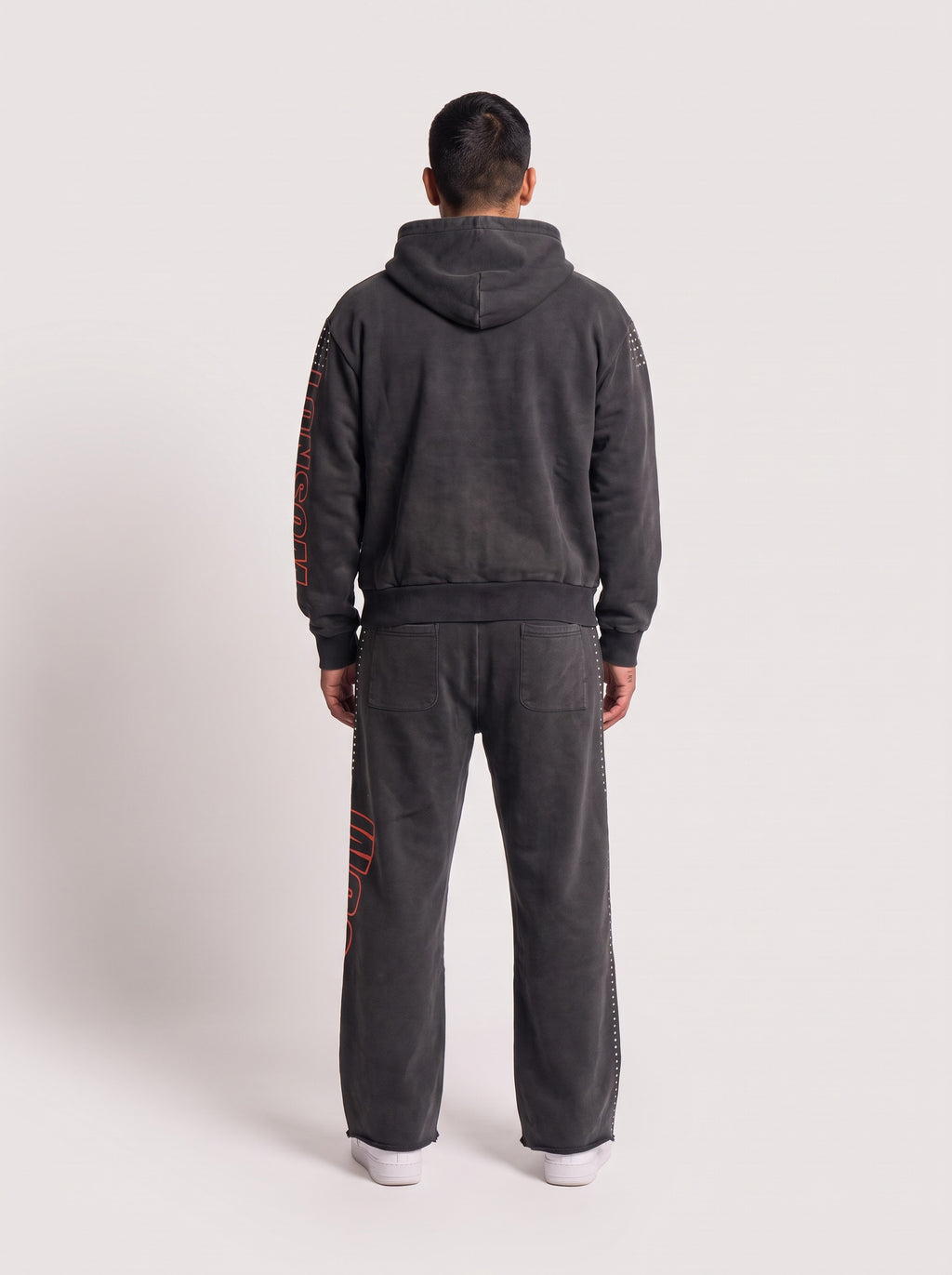 Rhinestone Sweatsuit zwart achterkant op model
