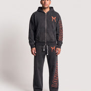Rhinestone Sweatsuit zwart voorkant op model