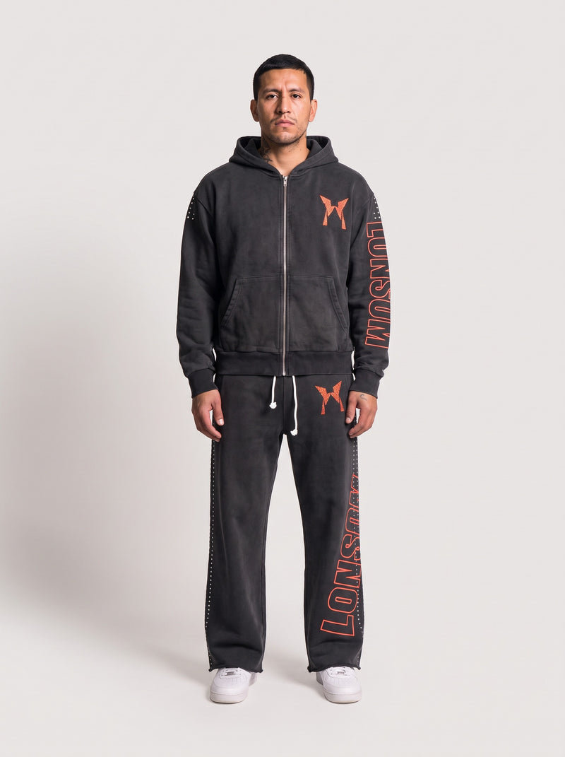 Rhinestone Sweatsuit zwart voorkant op model