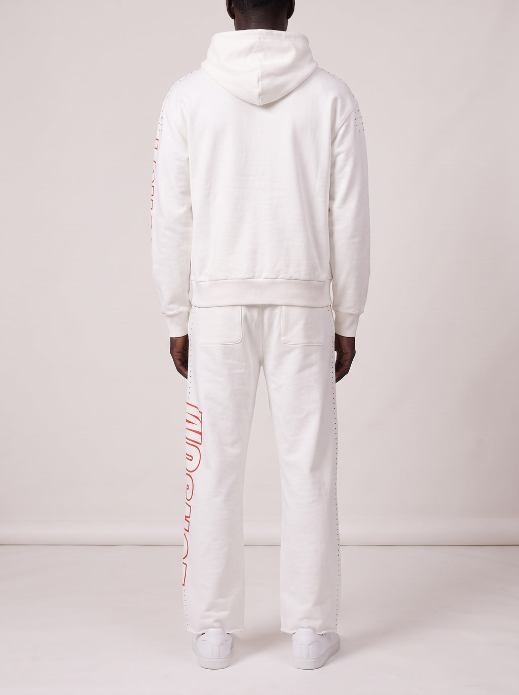 Rhinestone Sweatsuit wit achterkant op model