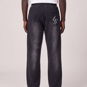 Unique Art broek zwart achterkant op model