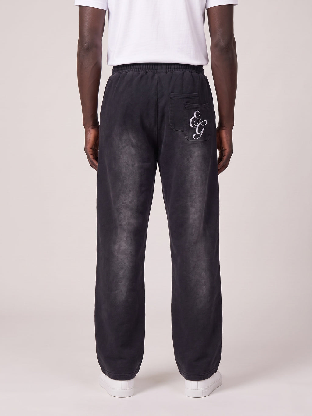 Unique Art broek zwart achterkant op model