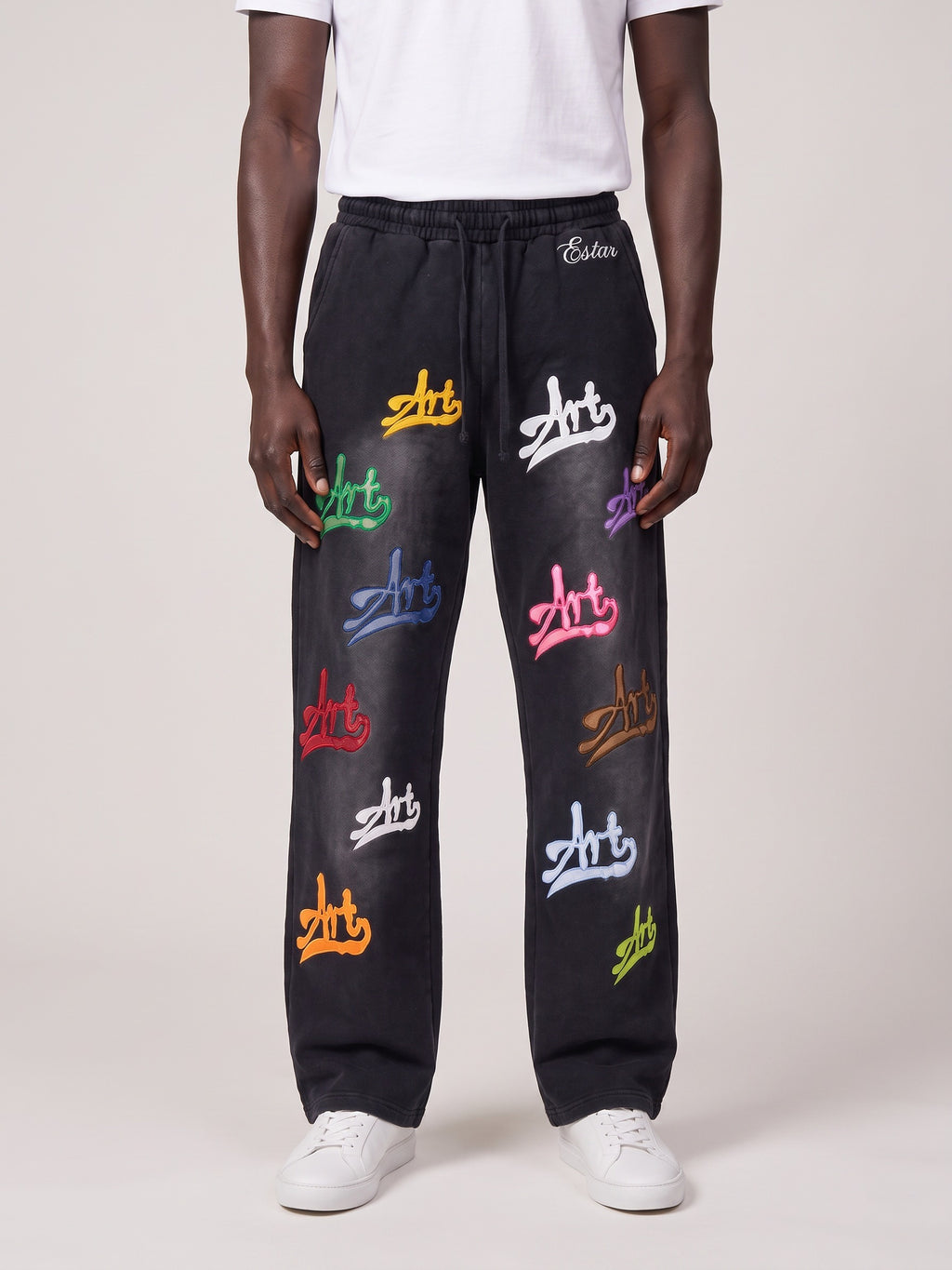Unique Art broek zwart voorkant op model