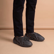 Adidas Yeezy Foam RNR Onyx aan de voet