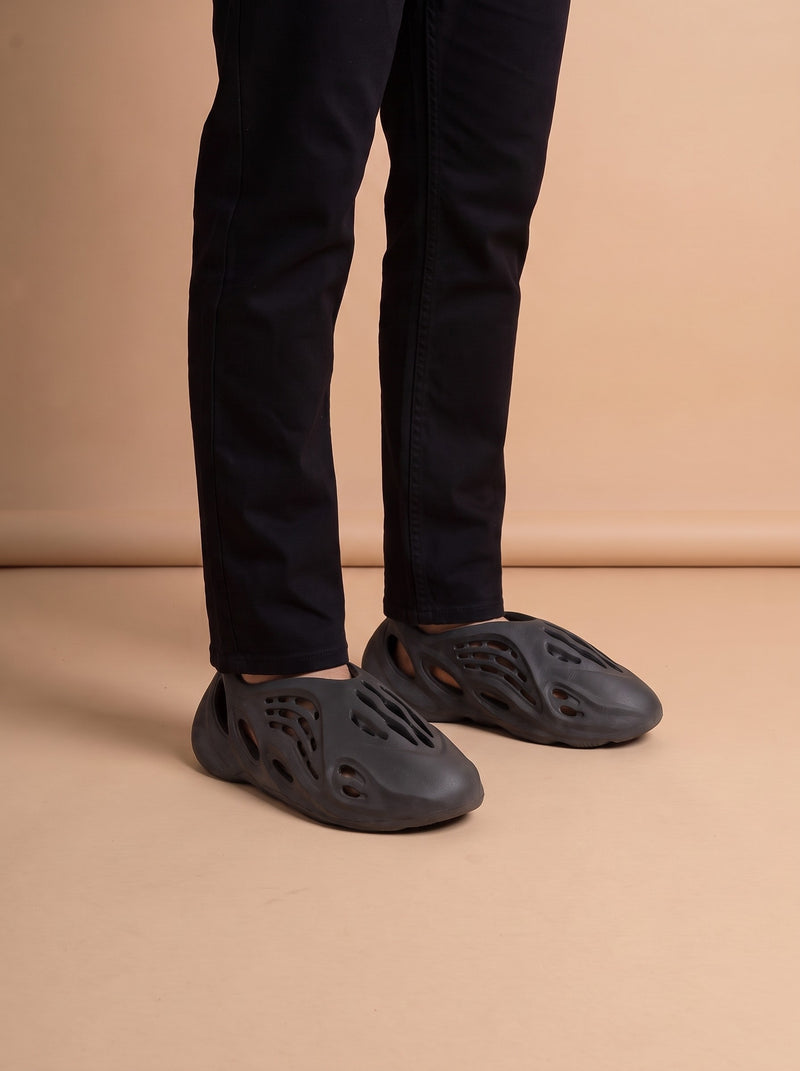 Adidas Yeezy Foam RNR Onyx aan de voet