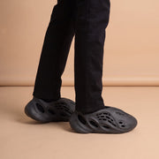 Adidas Yeezy Foam RNR Onyx aan de voet