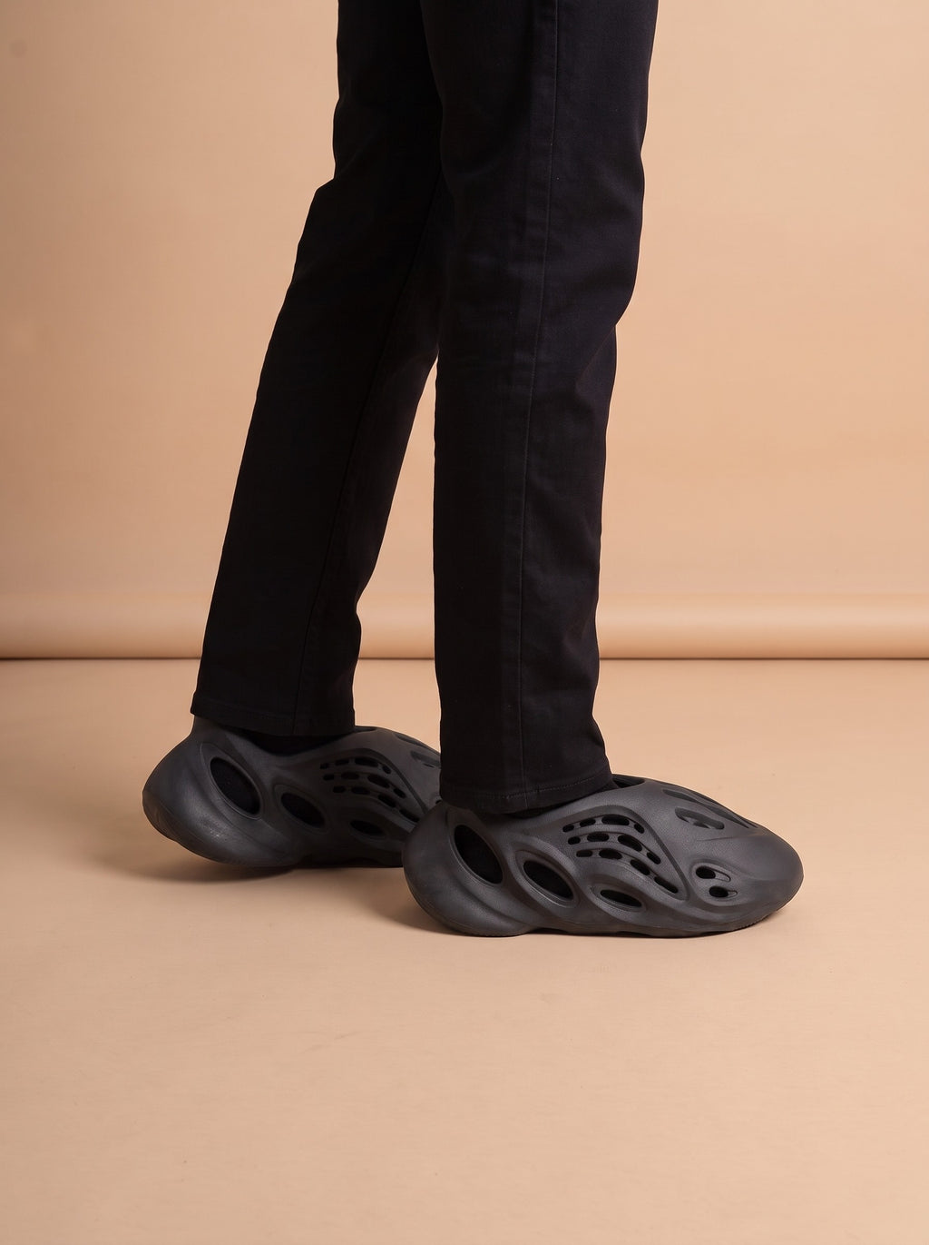 Adidas Yeezy Foam RNR Onyx aan de voet