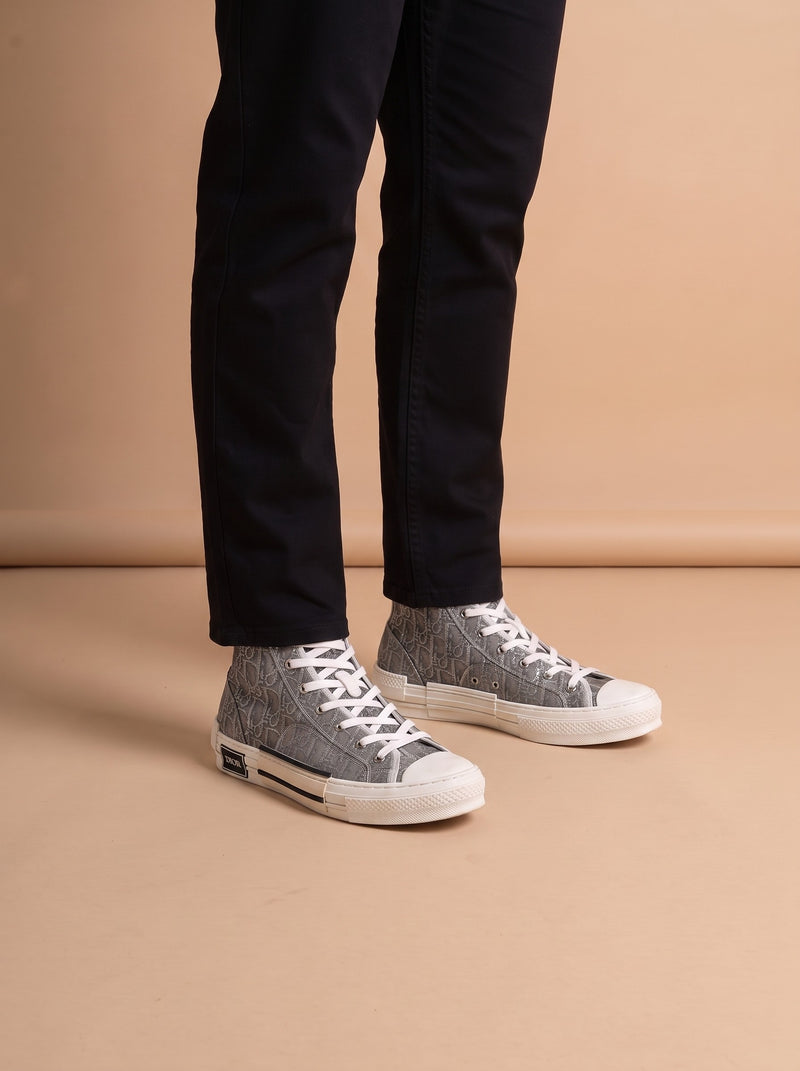 Dior B23 High Top Ruthenium Metallic Thread Oblique Jacquard aan de voet