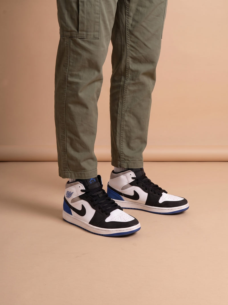 Air Jordan 1 Mid SE Game Royal aan de voet
