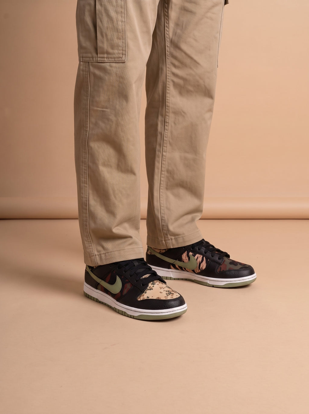 Nike Dunk Low SE Crazy Camo aan de voet