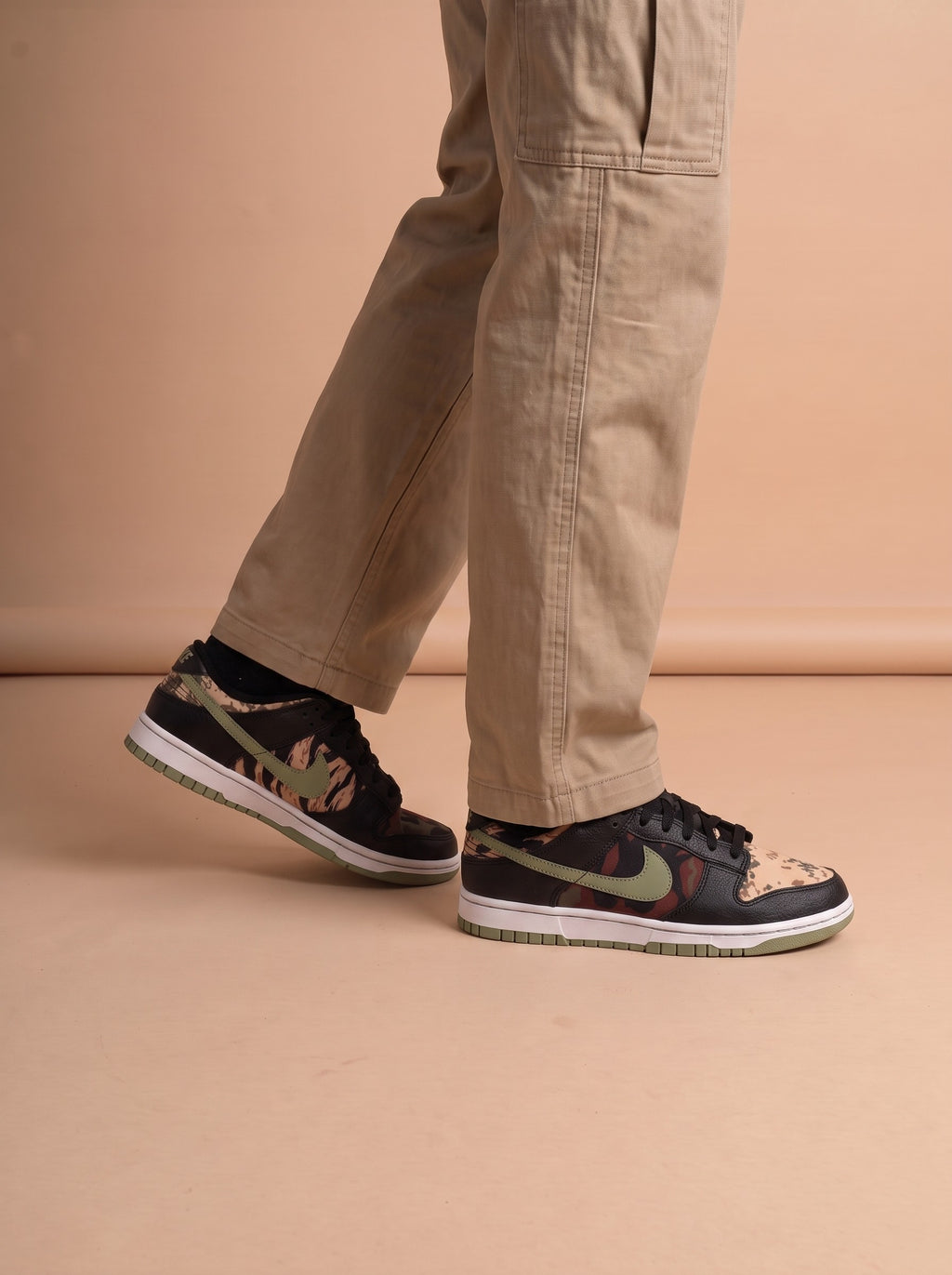 Nike Dunk Low SE Crazy Camo aan de voet