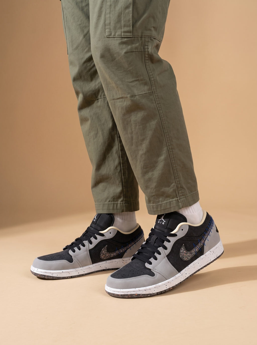 Air Jordan One Low SE Smoke Grey aan de voet
