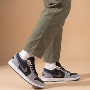 Air Jordan One Low SE Smoke Grey aan de voet
