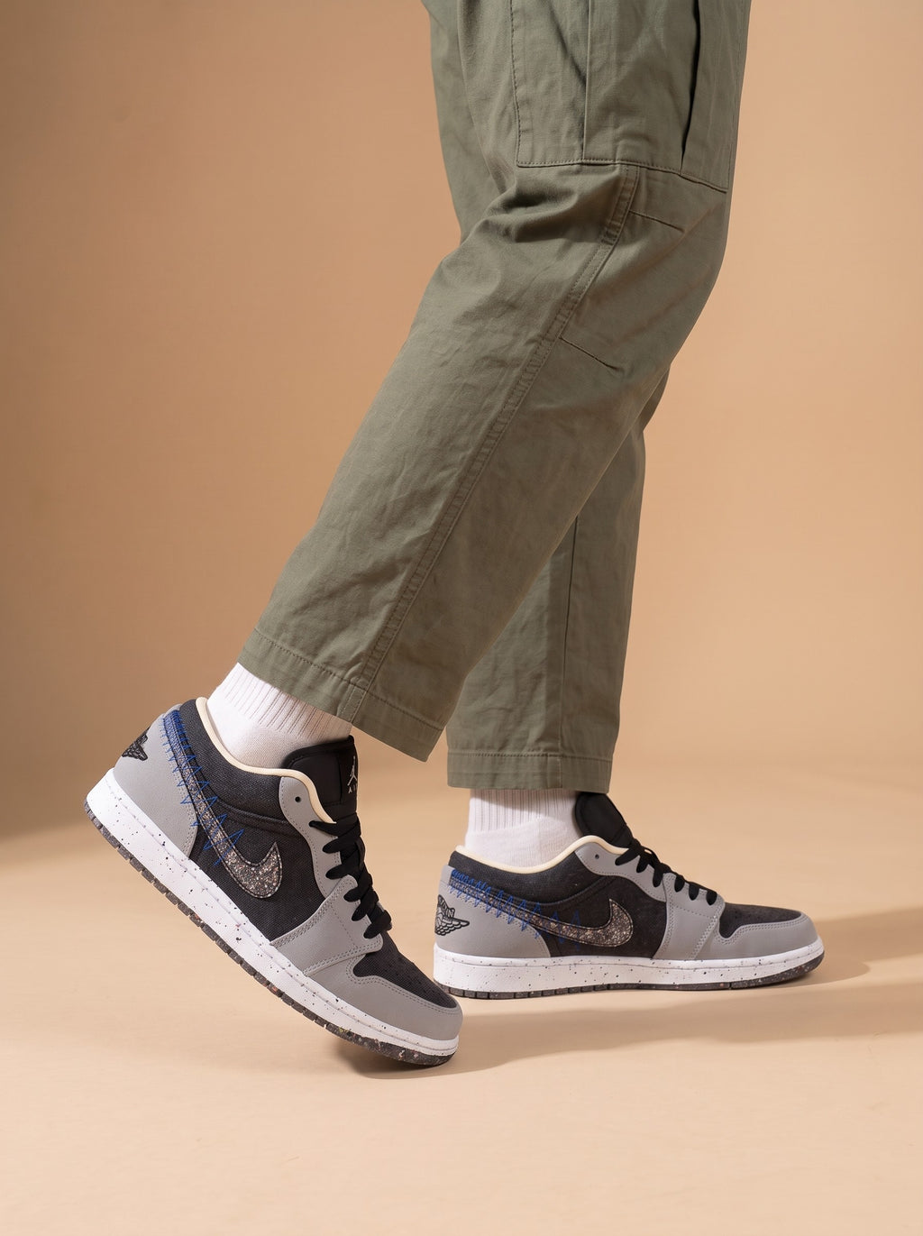 Air Jordan One Low SE Smoke Grey aan de voet