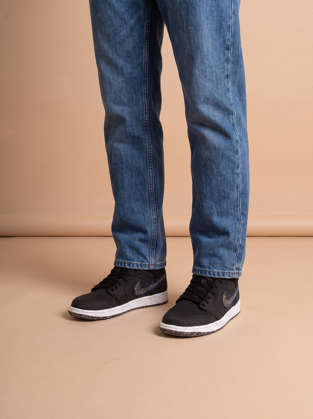 Air Jordan One Mid SE Smoke Grey aan de voet