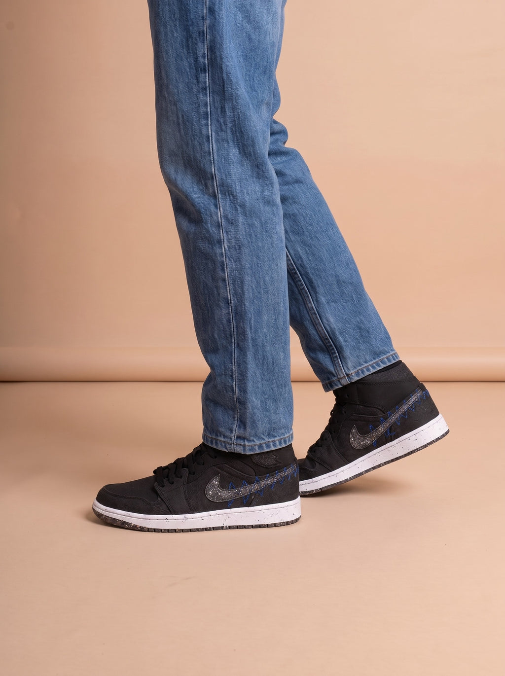 Air Jordan One Mid SE Smoke Grey aan de voet