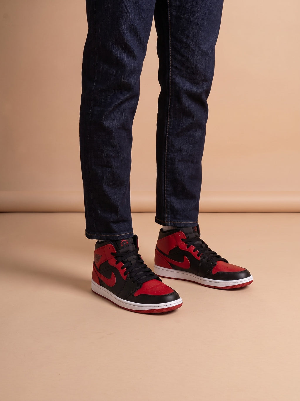Air Jordan 1 Mid Banned aan de voet