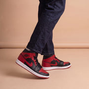 Air Jordan 1 Mid Banned aan de voet