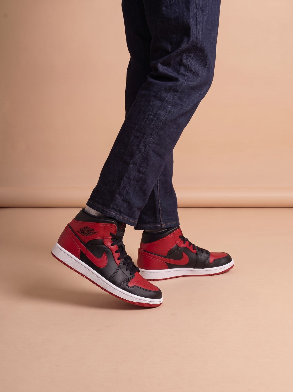 Air Jordan 1 Mid Banned aan de voet
