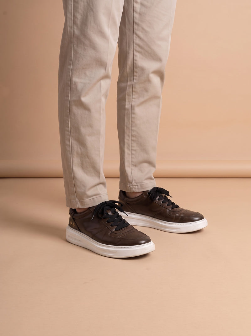 Louis Vuitton Brown Leather Beverly Hills Sneakers aan de voet
