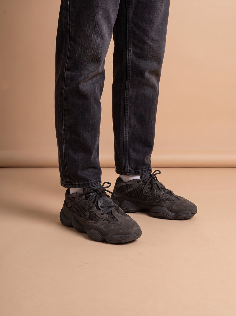 Adidas Yeezy 500 utility black aan de voet
