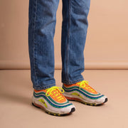 Nike Air Max 97 London Summer of Love aan de voet