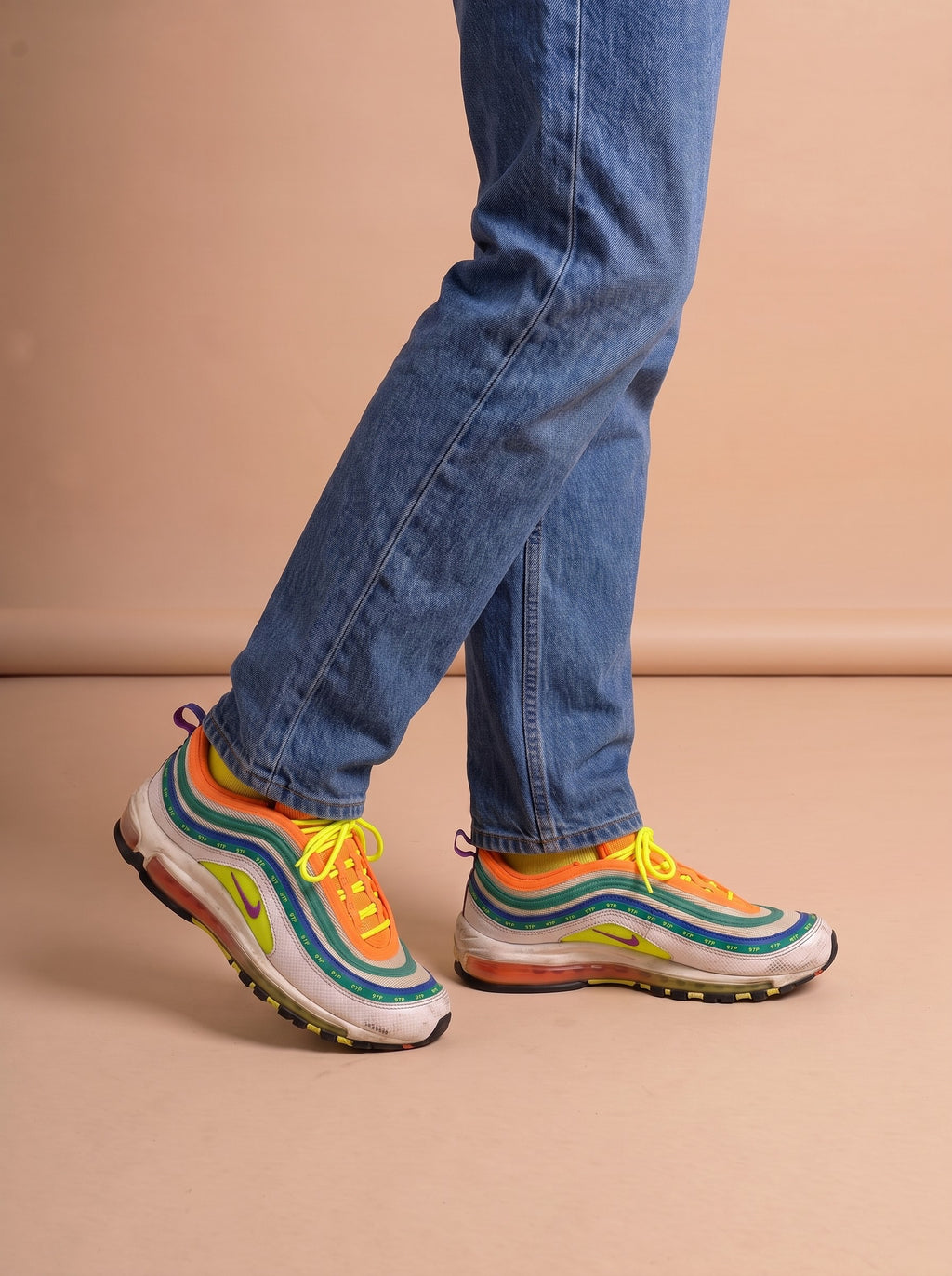Nike Air Max 97 London Summer of Love aan de voet