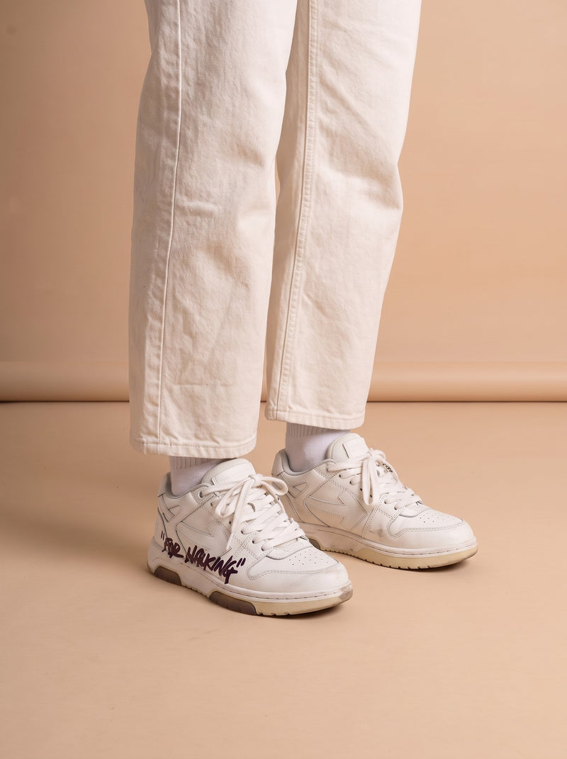 Off-White Out of Office OOO sneakers aan de voet