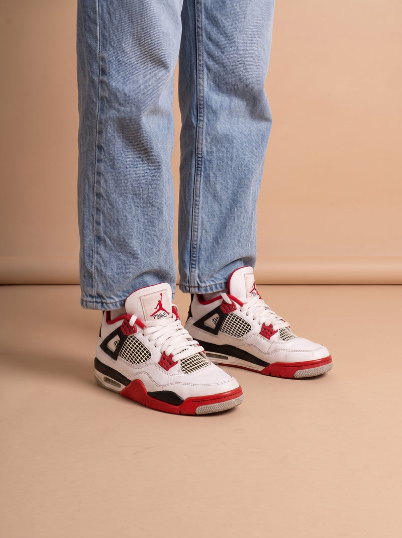 Air Jordan 4 OG Fire Red aan de voet