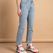 Air Jordan 4 OG Fire Red aan de voet