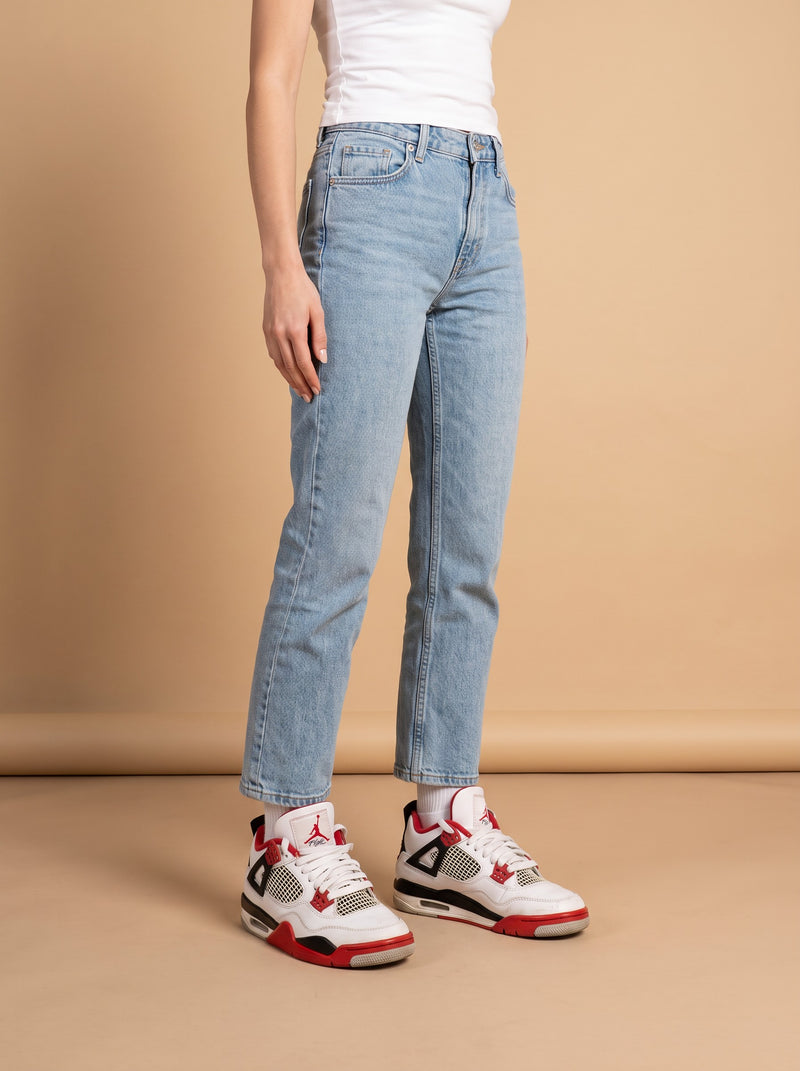 Air Jordan 4 OG Fire Red aan de voet