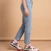 Air Jordan 4 OG Fire Red aan de voet