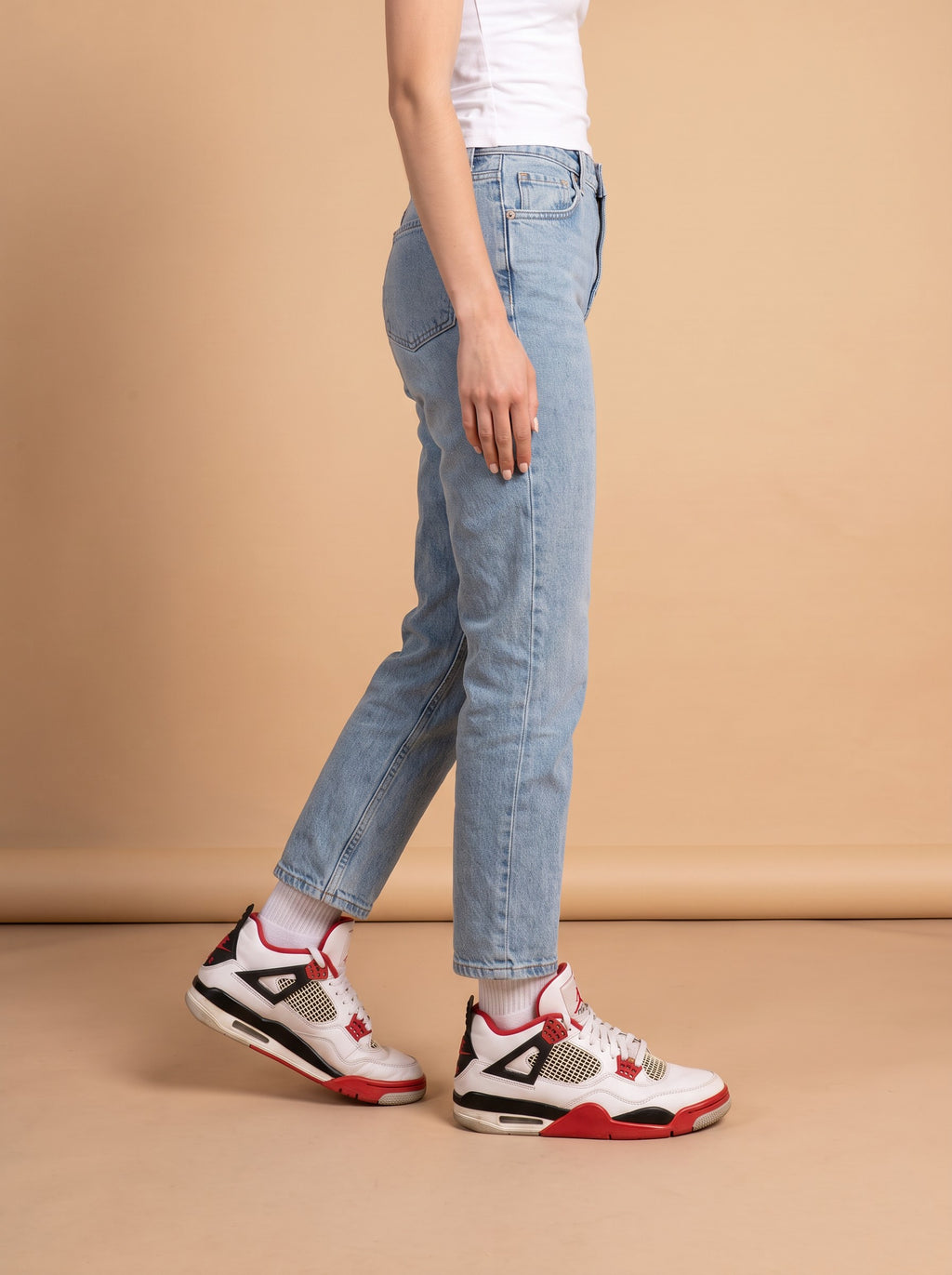 Air Jordan 4 OG Fire Red aan de voet
